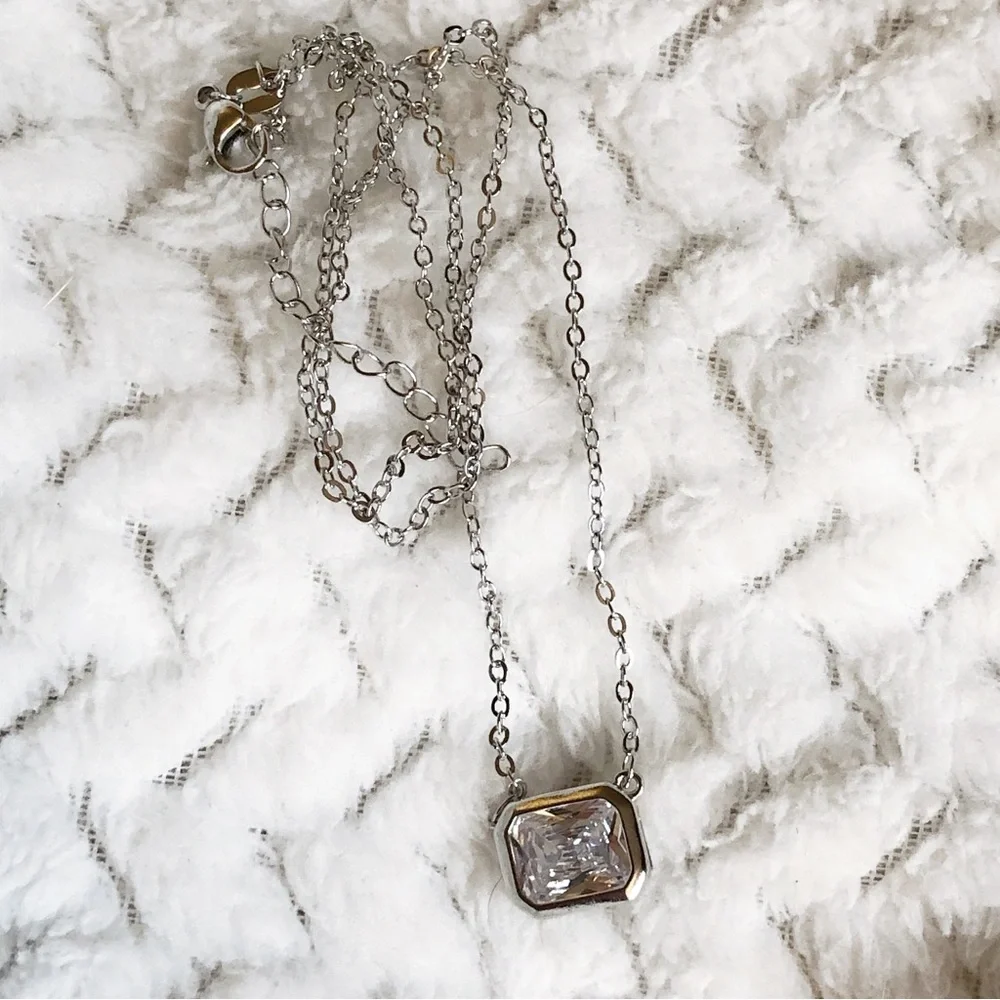 Elegant Silver Necklace with Clear Gemstone - Picture 7 of 9